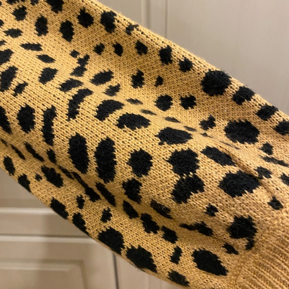 Animal Print Winter Sweater By Crown And Ivy Size M 100% Acrylic - Picture 2 of 8